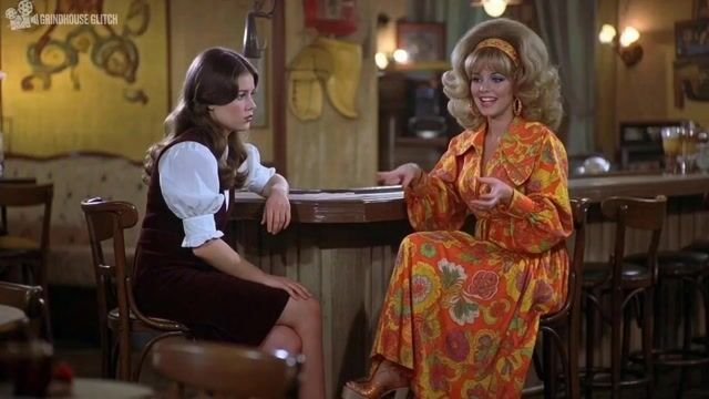 2000s-era 1970s-style American sitcom scene